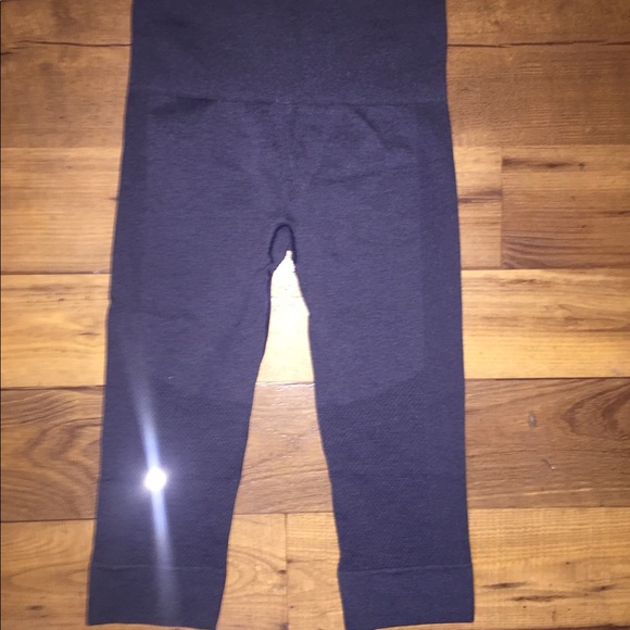 LULULEMON navy blue CAPRI leggings (m)6 - Picture 3 of 13